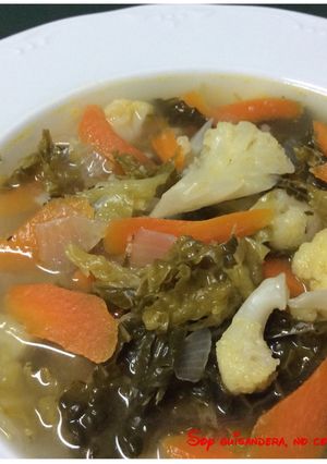 Una foto de Sopa Detox de repollo, coliflor, zanahoria y cebolla