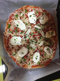 Una foto de Pizza de masa integral 🍕🍕😋😋