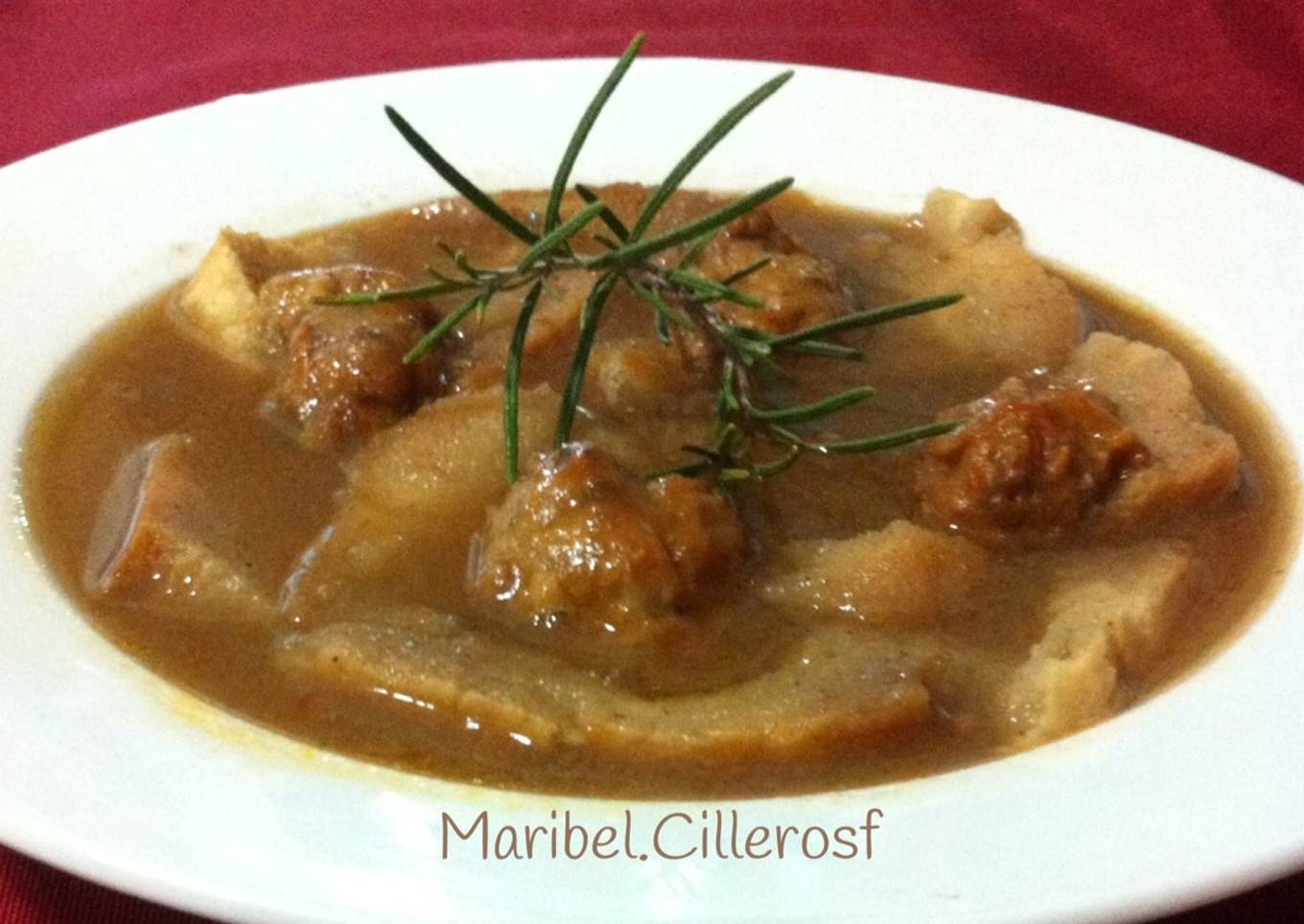 Sopa de caldo de carne con pan y albóndigas