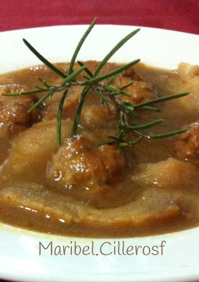 Una foto de Sopa de caldo de carne con pan y albóndigas