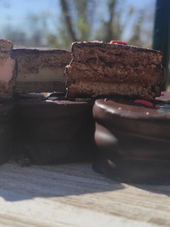 Una foto de Alfajores (rellenos con ganache)