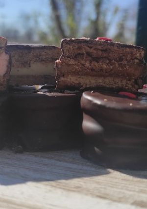 Una foto de Alfajores (rellenos con ganache)