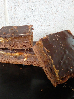 Una foto de 『 Torta bombón 🍫 tarta de dulce de leche y chocolate 』