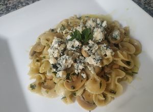 Una foto de Farfalle e funghi 🍜