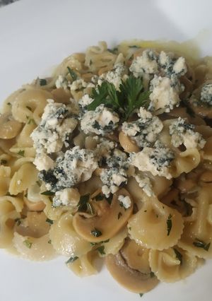 Una foto de Farfalle e funghi 🍜