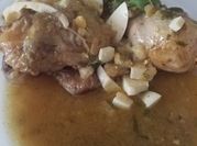 Una foto de cuartos de pollo olla
