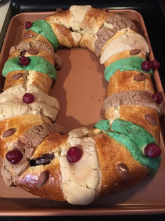Una foto de Rosca de reyes rellena