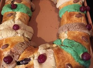 Una foto de Rosca de reyes rellena