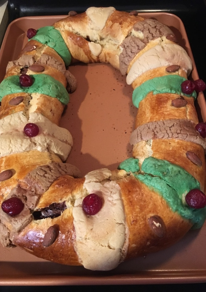 Una foto de Rosca de reyes rellena