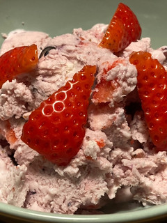 Una foto de Helado de frutas del bosque con yogur (sin heladera)