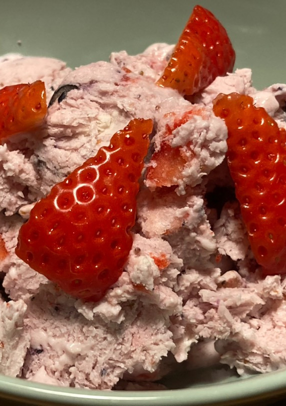 Una foto de Helado de frutas del bosque con yogur (sin heladera)