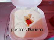 Una foto de postre de durazno cerezas