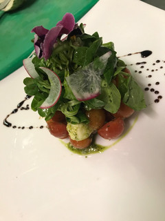 Una foto de Ensalada de tomate Cherry al aroma de albahaca 🌿