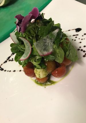 Una foto de Ensalada de tomate Cherry al aroma de albahaca 🌿