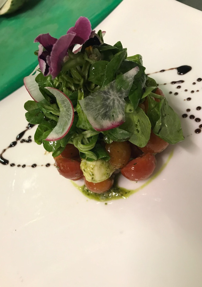 Una foto de Ensalada de tomate Cherry al aroma de albahaca 🌿