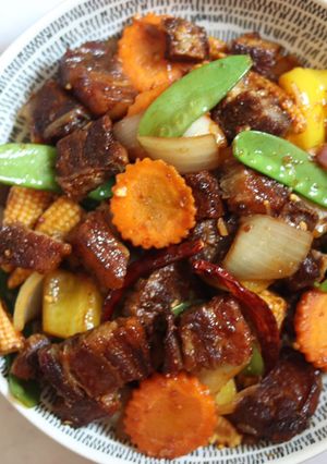 A picture of Crispy Pork belly with chilli jam and mixed vegetable 🌶 🐽.