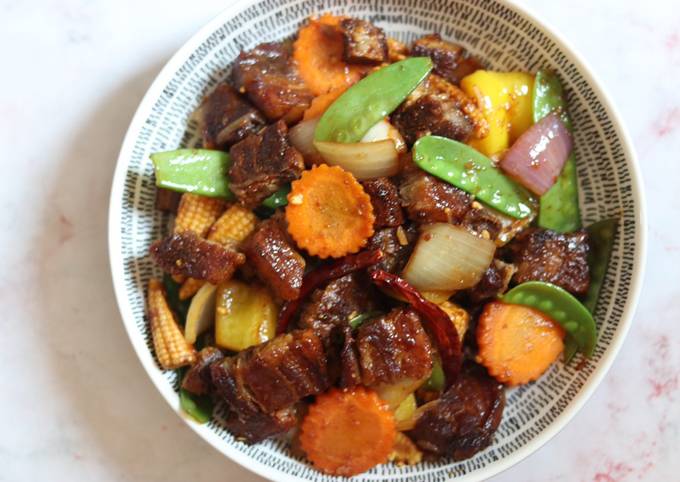 Crispy Pork belly with chilli jam and mixed vegetable 🌶 🐽