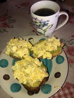 Una foto de Desayuno de tostadas con palta y huevo 🤗