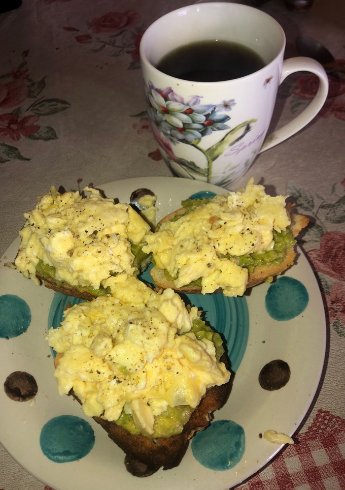 Una foto de Desayuno de tostadas con palta y huevo 🤗