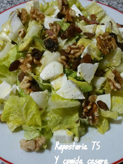 Una foto de Ensalada de lechugas con aguacate