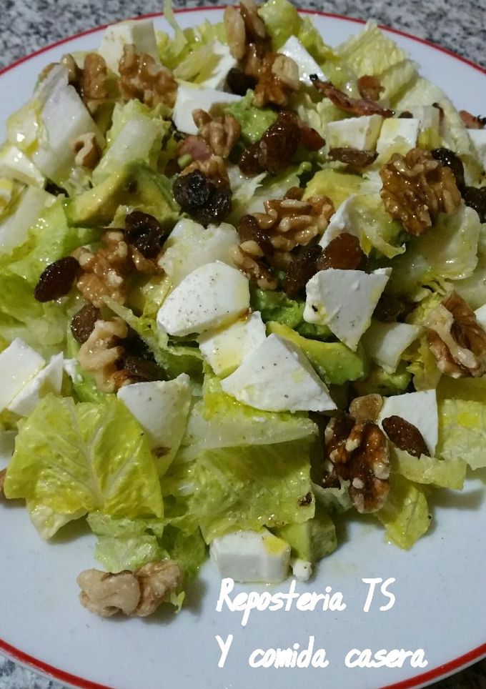 Una foto de Ensalada de lechugas con aguacate