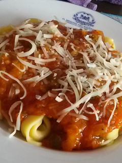 Una foto de Tortellinis/Agnolotis con salsa de tomate de verduras y especias!! Facilísimo y riquísimooo