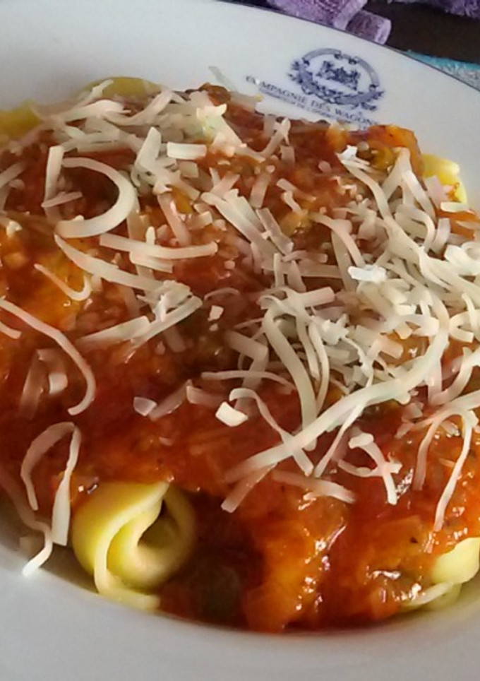 Una foto de Tortellinis/Agnolotis con salsa de tomate de verduras y especias!! Facilísimo y riquísimooo