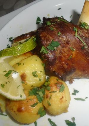 Une photo de Gigot d'agneau au four et pomme de terre citronnées, GREMOLATA