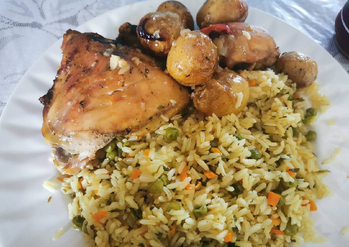 Pollo con papas con salsa BBQ