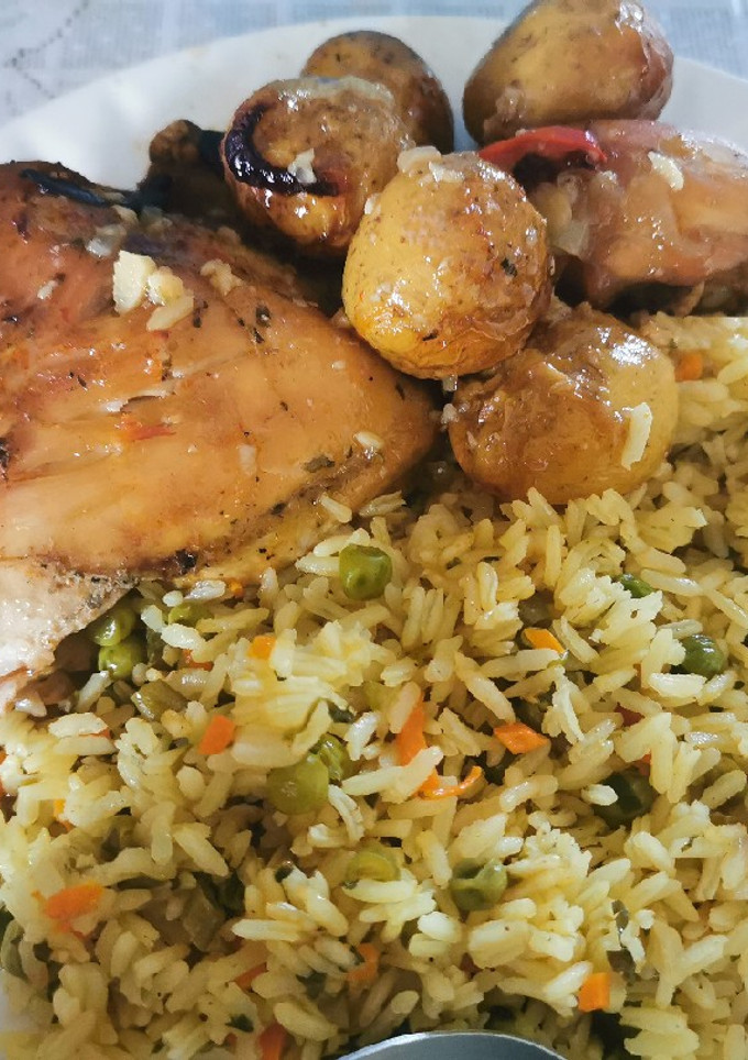 Una foto de Pollo con papas con salsa BBQ
