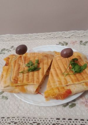 صورة لوصفة فطيرة محشية بصلصة طماطم 🍅 وبطاطا 🍟 وكاموبار 🧀