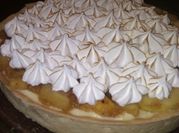 Una foto de postre de manzana con merengue