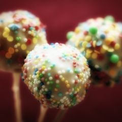 A picture of Cake Pops based on Vanilla Cake.