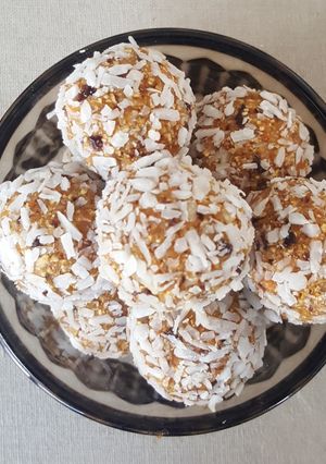 A picture of Raw carrot cake bites.