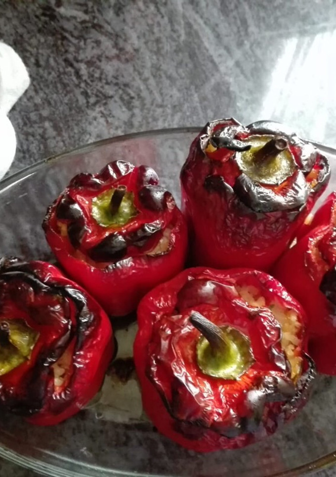 Una foto de Pimientos rellenos de arroz con bacalao estilo Mari Mar