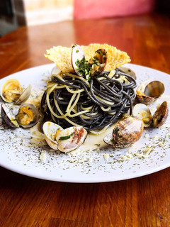 Una foto de Spaghetti b&w con almejas