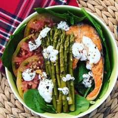 Una foto de Ensalada de salmón y espárragos trigueros
