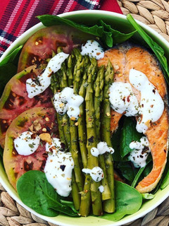 Una foto de Ensalada de salmón y espárragos trigueros