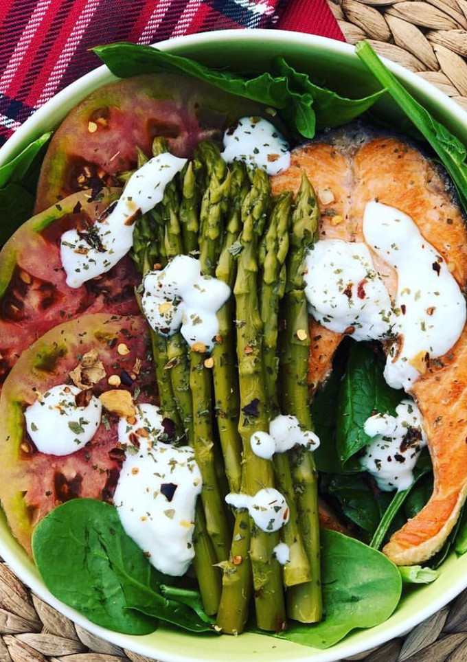 Una foto de Ensalada de salmón y espárragos trigueros