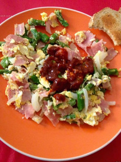 Una foto de Receta fácil de huevos revueltos con vegetales y con salsa picosa @chipotlísima ! #salsachipotleartesanal