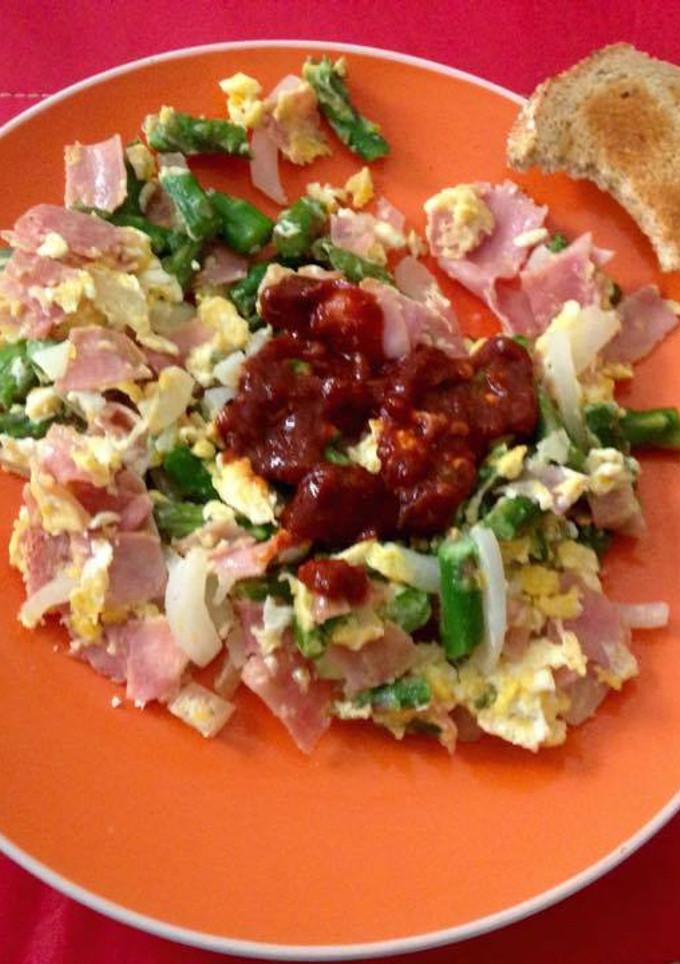 Una foto de Receta fácil de huevos revueltos con vegetales y con salsa picosa @chipotlísima ! #salsachipotleartesanal