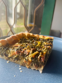 Una foto de Tarta de Acelga, puerro, tallos de remolacha y queso