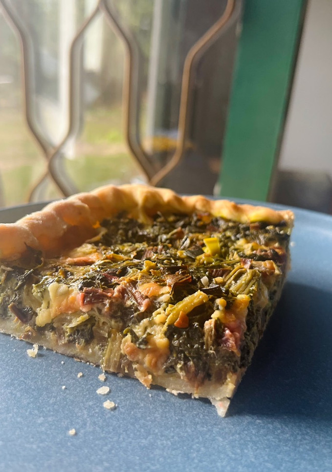 Una foto de Tarta de Acelga, puerro, tallos de remolacha y queso