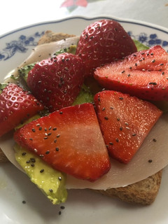Foto principal de Tostada de aguacate y fresas 🥑🍓