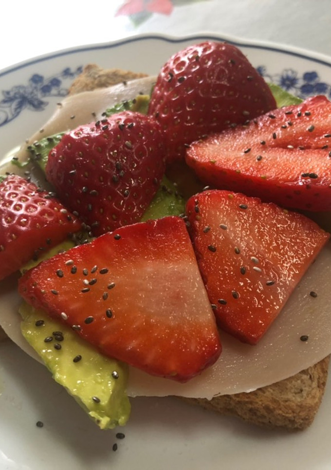 Una foto de Tostada de aguacate y fresas 🥑🍓