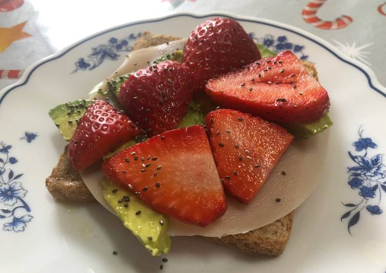 Tostada de aguacate y fresas 🥑🍓