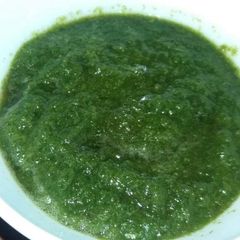 A picture of Green chutney.