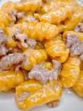 Gnocchi di zucca con burro nocciola, salsiccia di Bra e noci