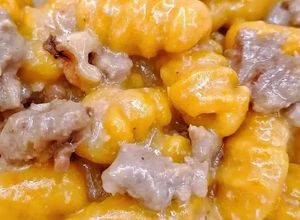 Foto di Gnocchi di zucca con burro nocciola, salsiccia di Bra e noci
