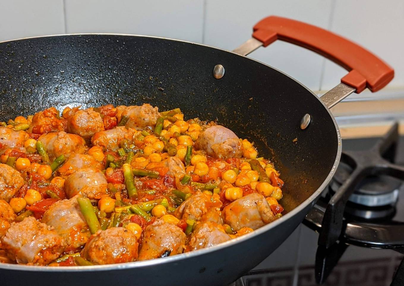 Wok de butifarra con garbanzos y trigueros